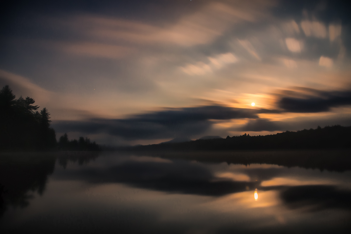 Blurry Night - Lake - Photo